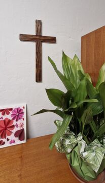 Križ, ki ga je za pisarno izdelal Jože Rosa